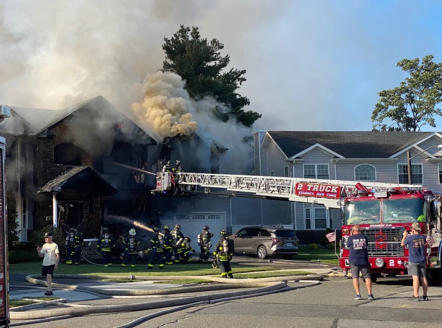 Entregador salva família de casa em chamas enquanto trabalhava nos EUA (Foto: reprodução/ NY POST)