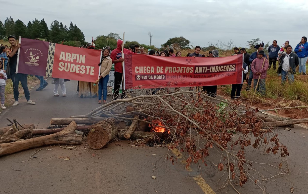 Indígenas bloqueiam vicinal entre Avaí e Duartina em protesto contra projeto de lei sobre demarcações de terras