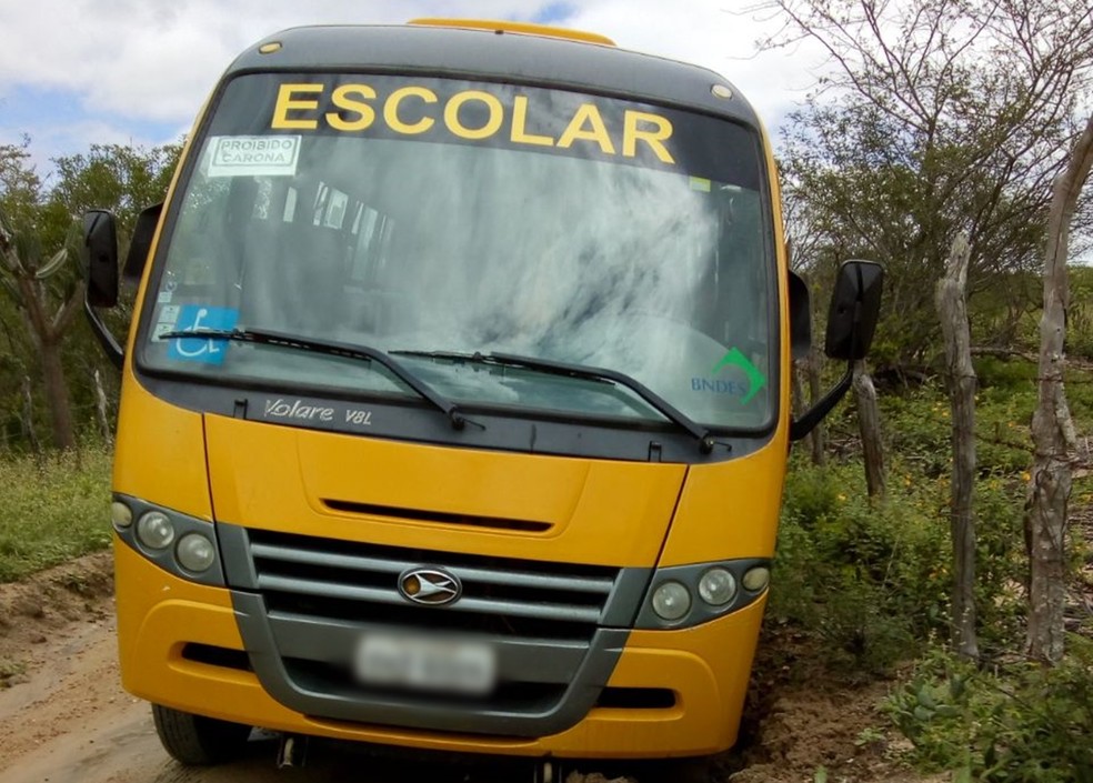 Resultado de imagem para ONIBUS ESCOLAR NA ZONA RURAL DO CEARÁ