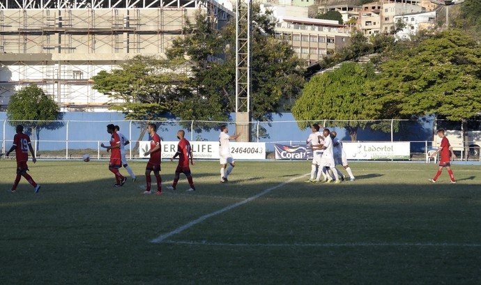 Zagueiro Diogo, do Espírito Santo, comemora gol contra o Vilavelhense (Foto: Richard Pinheiro/GloboEsporte.com)