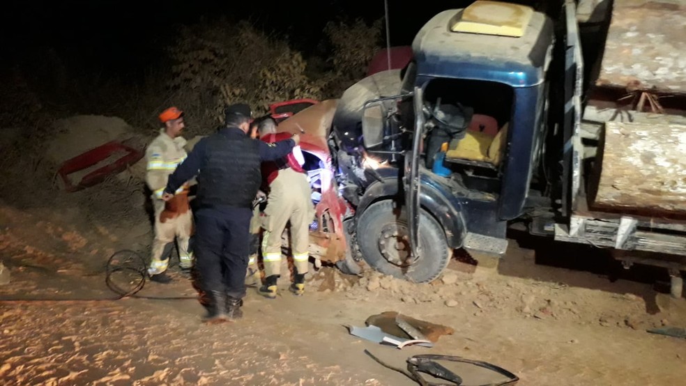 Carro de família ficou prensado contra barranco em estrada de Machadinho, RO — Foto: PM/Reprodução