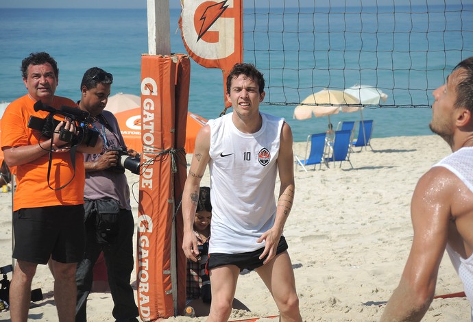 Bernard jogando vôlei com companheiros do Shakhtar (Foto: Jorge Delou)
