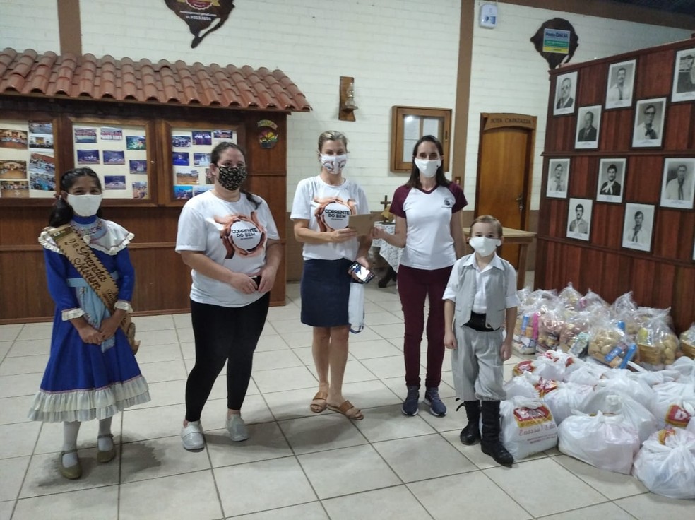 Voluntários do CTG Giuseppe Garibaldi, de Encantando. — Foto: Divulgação