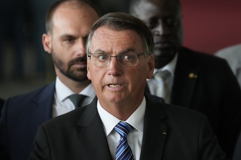 O presidente Jair Bolsonaro durante pronunciamento nesta terça (1º) em Brasília — Foto: Eraldo Peres/AP
