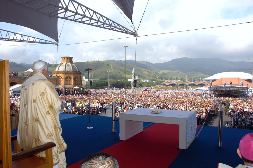 Bento XVI celebra missa ao ar livre em Aparecida, no dia 13 de maio de 2007 — Foto: Osservatore Romano/Arturo Mari/Pool/AFP/Arquivo