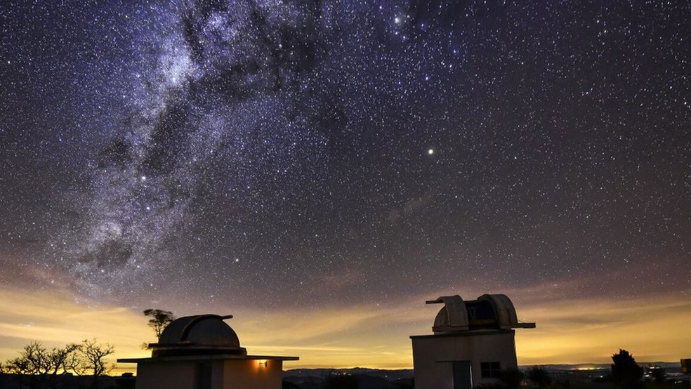 A forma como a iluminação das cidades é projetada tem dificultado a observação dos astros em Itajubá, em Minas Gerais (Foto: Cleber Gonçalves/BBC)
