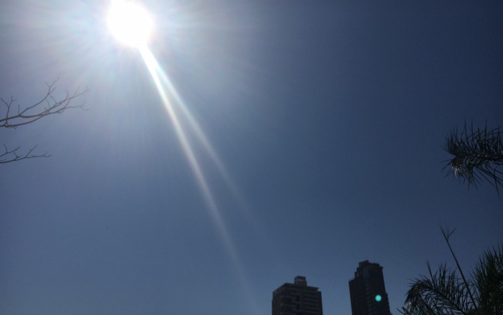 Sol forte faz moradores de Goiânia inovarem nas formas de fugir do calor (Foto: Sílvio Túlio/G1)