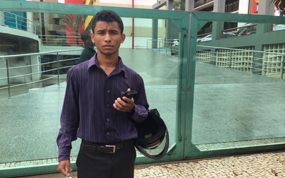 Reinaldo Rodrigues de Araújo, de 23 anos, chegou atrasado ao local onde faria as provas. (Foto: Vitor Santana/G1)