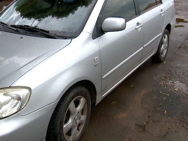 Ladrões fugiram com o carro das vítimas (Foto: Reprodução/TV Fronteira)