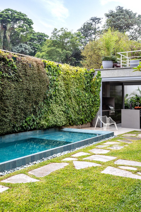 Casa de 450 m² tem décor com muita madeira e jardim com piscina (Foto: Denilson Machado/MCA Estúdio)