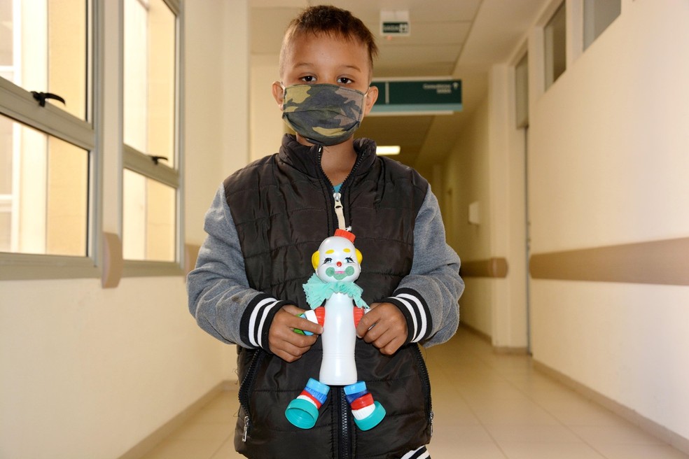 Pacientes do HC de Botucatu receberam os palhacinhos do seu João no último dia 10 — Foto: HCFMB/Divulgação