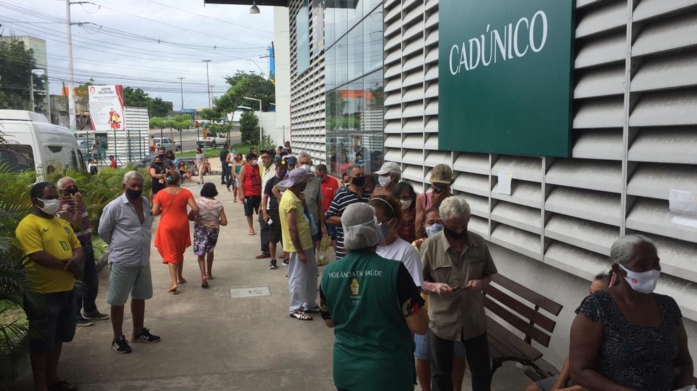 A fila se formou no local logo nas primeiras horas do dia.  — Foto: Leandro Guedes/ Rede Amazônica
