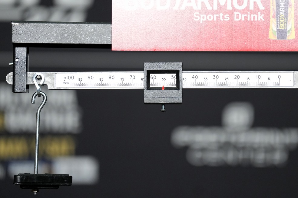 A balança oficial usada na pesagem do UFC 274, apontando que Charles do Bronx ficou acima do peso — Foto: Getty Images