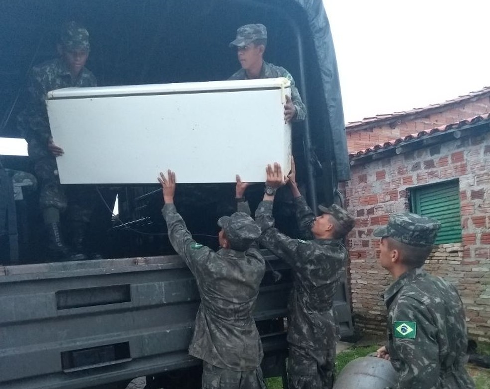 Exército ajuda na remoção de famílias das áreas de risco em Barras (Foto: Paulo Ricardo/Portal Visão Piauí)