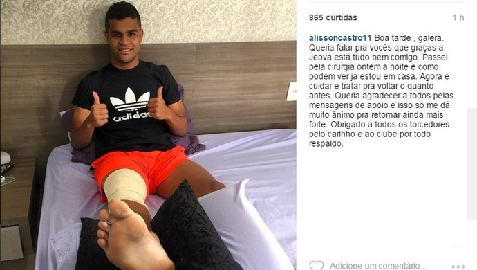 Após cirurgia, Alisson posta foto com proteção no joelho: Está tudo bem