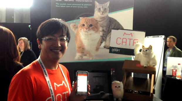 Mu-chu Sung e seu estande repleto de gatos de pelúcia durante o TechCrunch Disrupt 2015 (Foto: PEGN/Fabiana Pires)