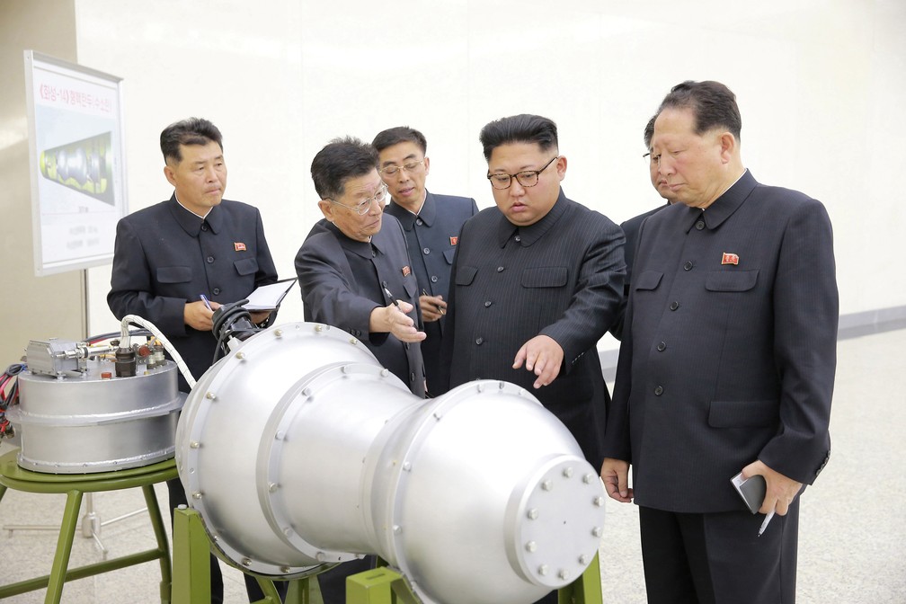 Kim Jong-Un inspeciona suposta bomba de hidrogênio em foto divulgada no sábado (2) (Foto: KCNA via REUTERS)