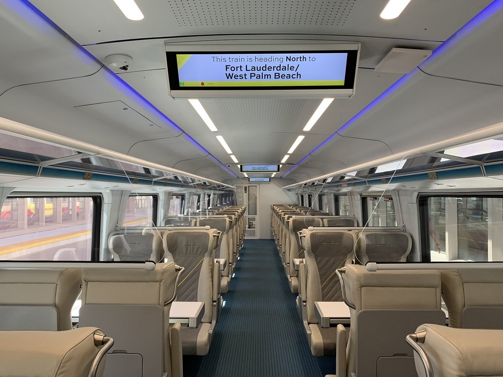 Interior de um vagão da Brightline, ferrovia que ligará Miami a Orlando no começo de 2023 — Foto: Reprodução / Wikimedia Commons