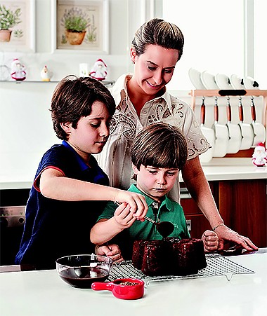 bolo chocolate natal crianças cozinha (Foto: Raoni Maddalena/ Editora Globo)