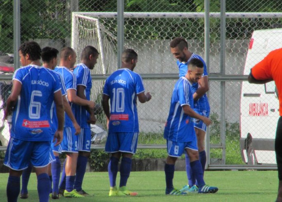 Jogadores formaram fila de pagamento para receber salários atrasados (Foto: Lissandro Windson/FAF)