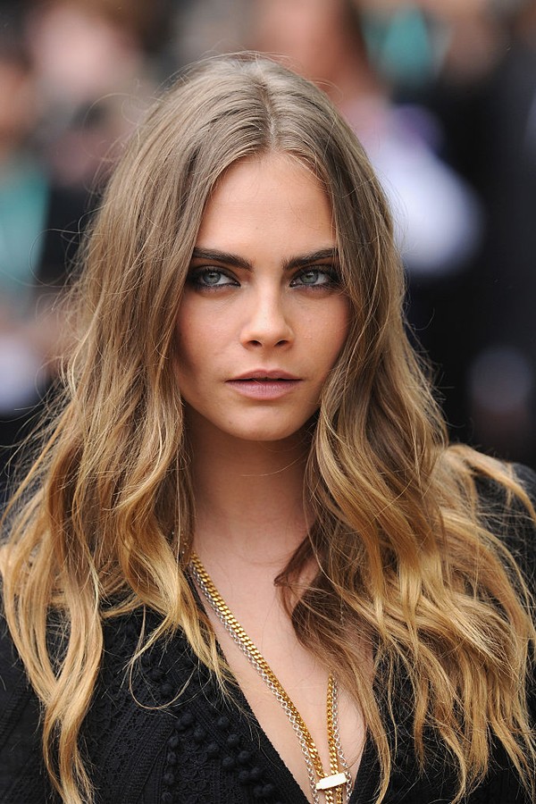 LONDON, ENGLAND - SEPTEMBER 21:  Cara Delevingne attends the Burberry Womenswear Spring/Summer 2016 show during London Fashion Week at Kensington Gardens on September 21, 2015 in London, England.  (Photo by Stuart C. Wilson/Getty Images for Burberry) (Foto: GettyImages)