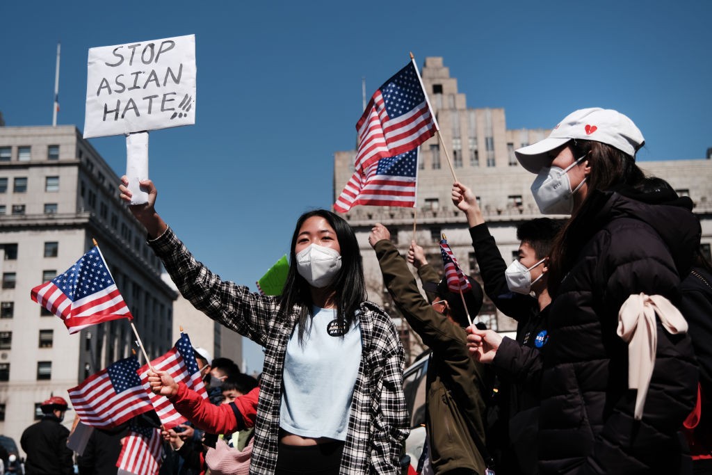 04 de abril: protestos contra violência anti-asiática tomam conta das ruas da cidade de Nova York. Após um aumento nos crimes de ódio anti-asiático no país, grupos estão se manifestando e exigindo mais atenção ao assunto (Foto: Getty Images)
