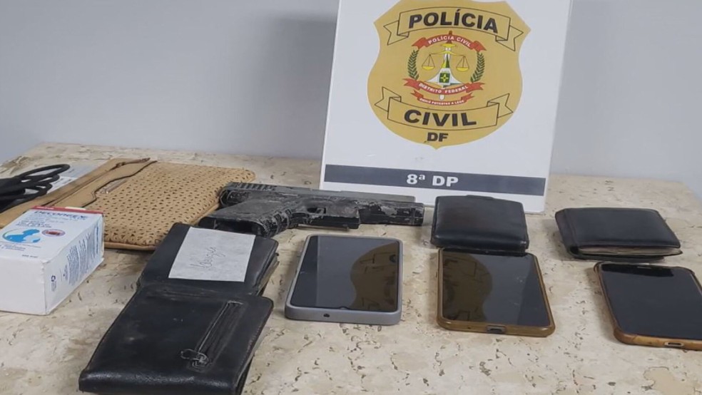 Polícia recupera celulares roubados durante arrastão, no DF — Foto: PCDF/Reprodução