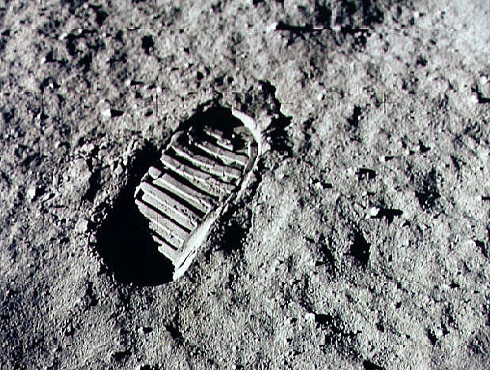 376713 01: Neil Armstrong steps into history July 20, 1969 by leaving the first human footprint on the surface of the moon. The 30th anniversary of the Apollo 11 landing on the moon is being commemorated on July 20, 1999. (Photo by NASA/Newsmakers) (Foto: Getty Images)