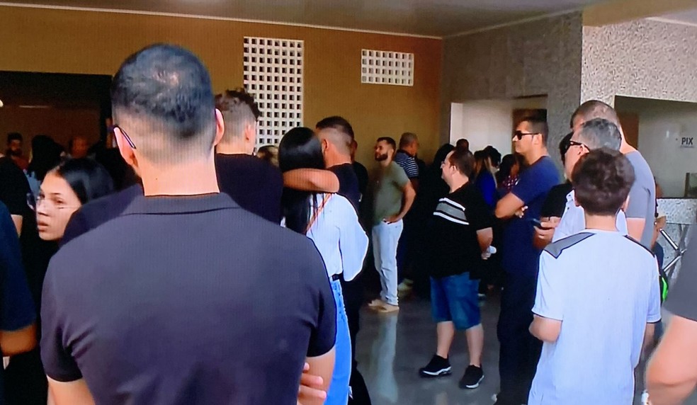 Amigos, professores e familiares estiveram no velório de Carlos e Gustavo — Foto: Reprodução/TV Gazeta