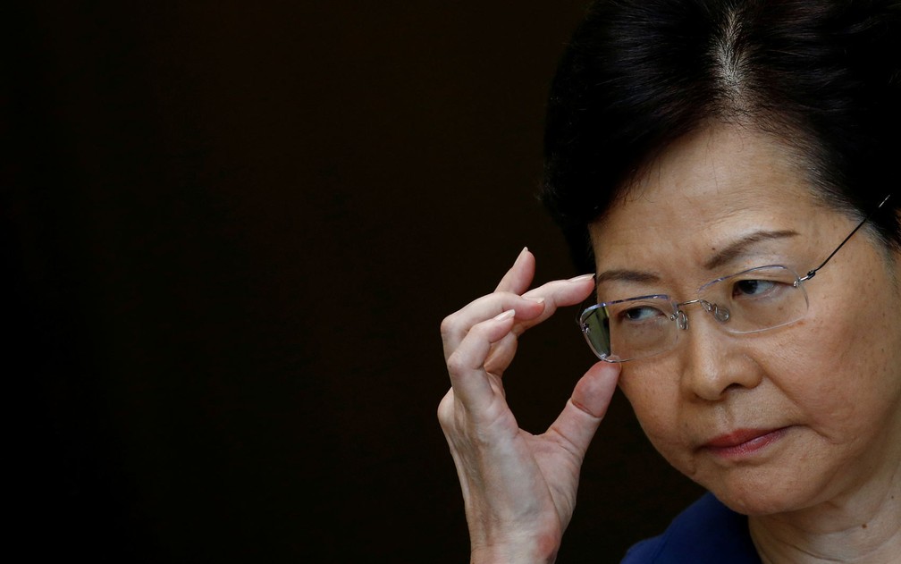 Alguns manifestantes pedem a renúncia da líder de Hong Kong, Carrie Lam — Foto: Reuters/Thomas Peter