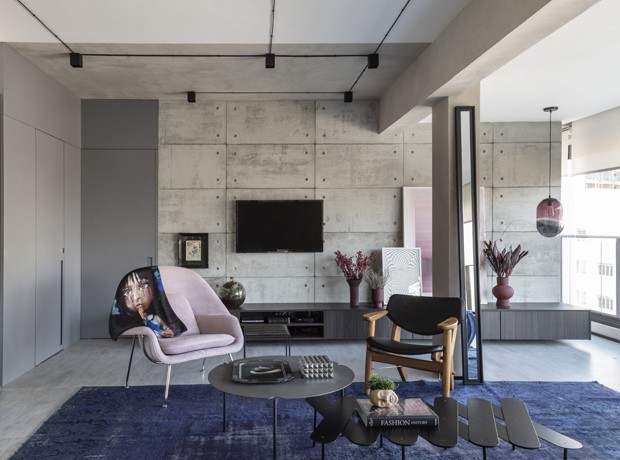 160 m² com base cinza e toques de cor para um jovem casal  (Foto: Evelyn Muller )