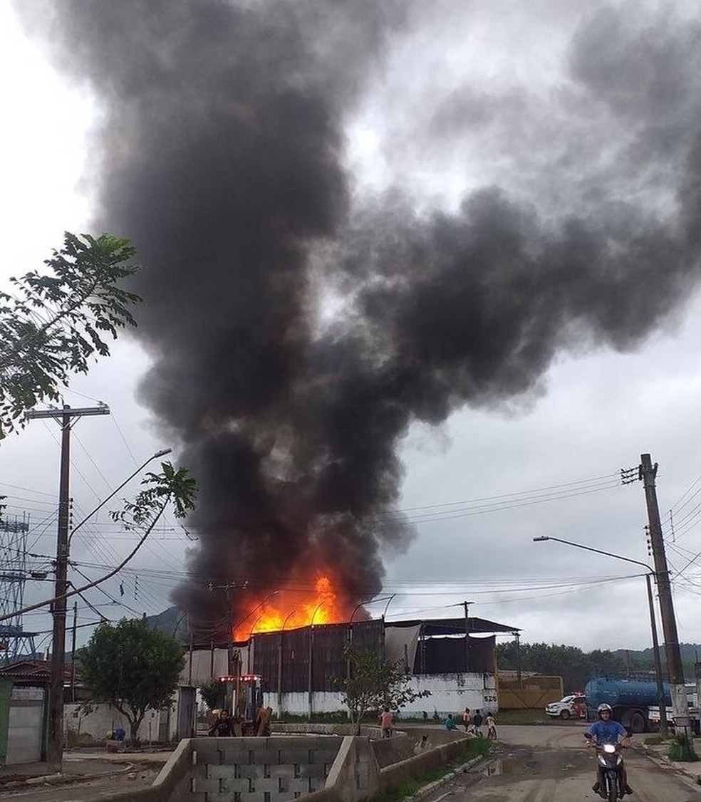 Incêndio ocorreu em Guarujá nesta terça-feira (8) — Foto: Reprodução/Facebook/Guarujá Mil Grau