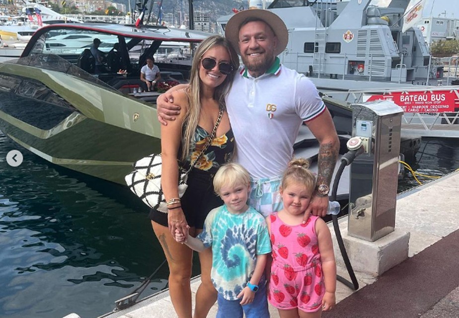 Conor McGregor com a família ao lado de iate da Lamborghini em Mônaco