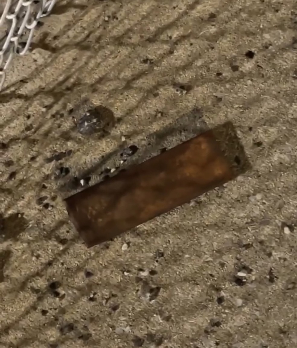Uma foto postada nas redes sociais mostra uma placa de metal encontrada no chão após avião decolar soltando faíscas em Nova York — Foto: Variable Craft/Instagram
