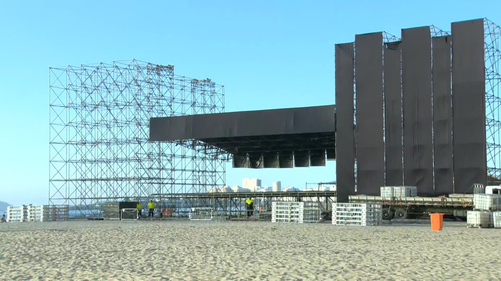 O palco da festa de Ano Novo em Copacabana terá 48 metros de largura, 16 metros de altura e três telões estarão espalhados pela praia — Foto: Reprodução/ TV Globo