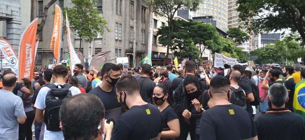 Manifestantes na porta da Prefeitura de Belo Horizonte nesta segunda-feira (11) — Foto: Reprodução/Redes Sociais