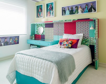 Para transformar o quarto infantil em um espaço descolado para Marina, 13 anos, a arquiteta Andrea Murao apostou na cabeceira de patchwork de tecidos comprados nos Estados Unidos