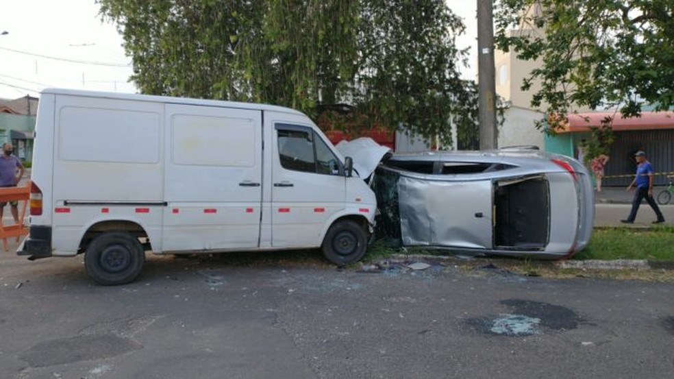 Carro chegou a capotar após colidir em van em cruzamento de Artur Nogueira (SP) nesta quarta-feira (16) — Foto: Portal On