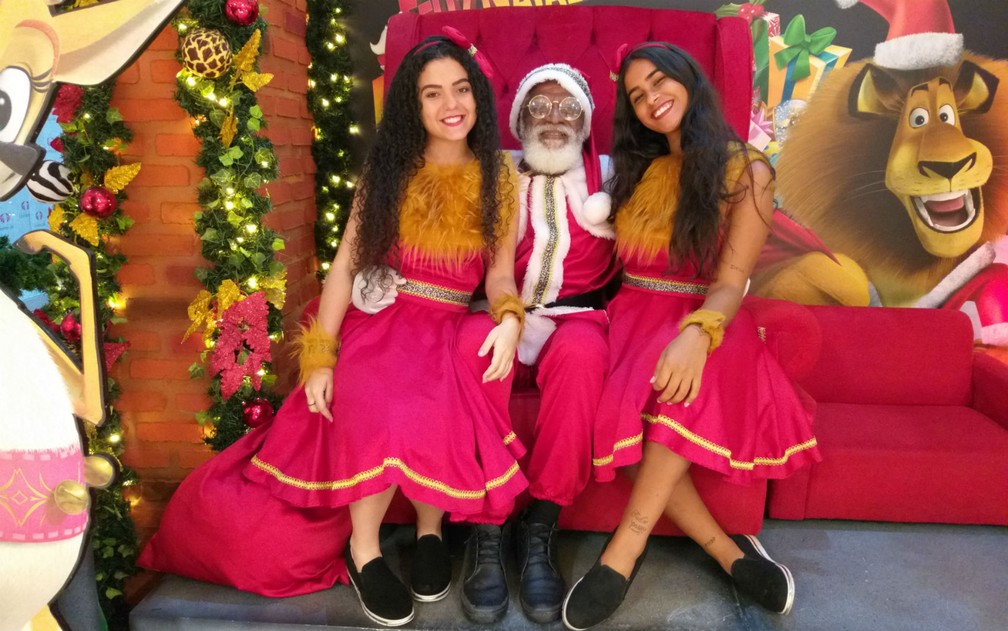 Papai Noel com as ajudantes Carol Fernandes e Catarina Nascimento — Foto: Alan Oliveira/G1