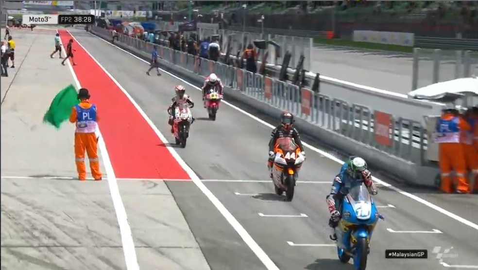 Bandeira verde, pista aberta para o TL2 da Moto3... — Foto: Dorna