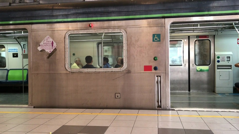 Homens não respeitam o vagão exclusivo para mulheres, no metrô do Recife (Foto: Reprodução/TV Globo)
