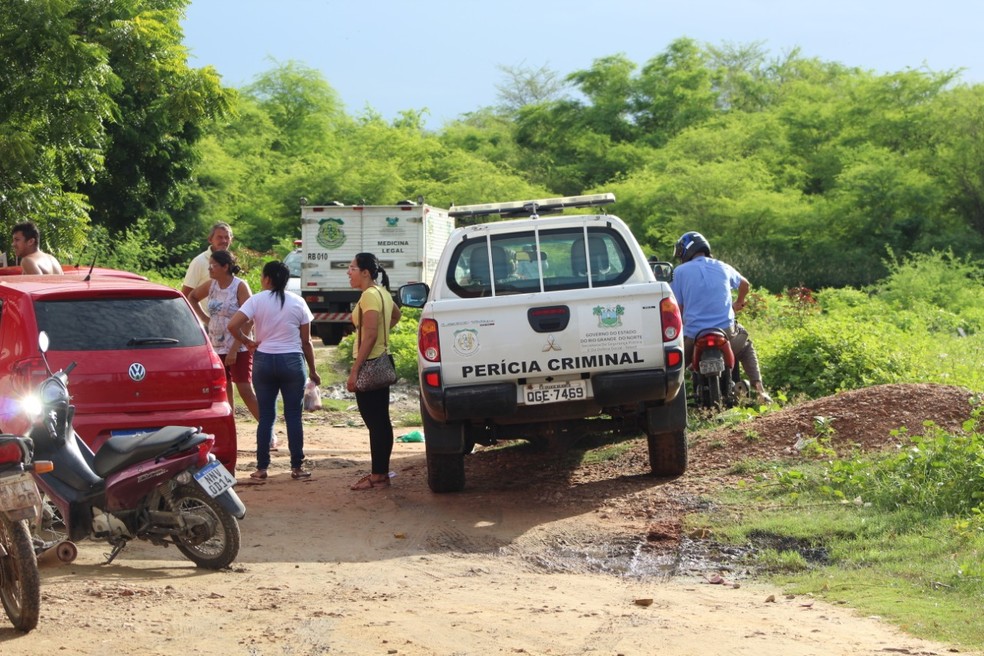 Corpo de homem foi encontrado em matagal com marcas de tiros nas costas em Mossor&oacute; &mdash; Foto: Marcelino Neto/O C&acirc;mera