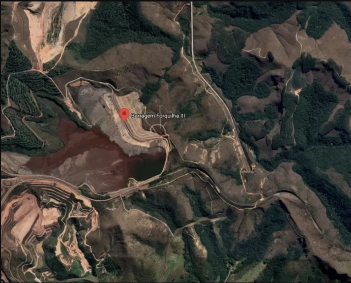 Imagem aérea da barragem Forquilha III, também operada pela Vale e que, segundo a ANM, está em nível 3 de emergência. (Foto: Google Maps)