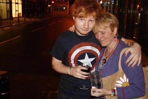 Ed Sheeran e a mãe, Imogen (Foto: Twitter)