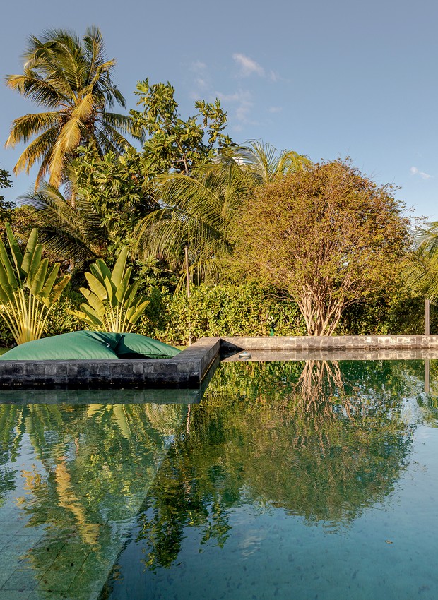 A piscina é revestida de pedras Hijau, e a borda, de pedras Black Hitam, da Unique. Almofadões da Hio (Foto: Gabriela Daltro / Divulgação)