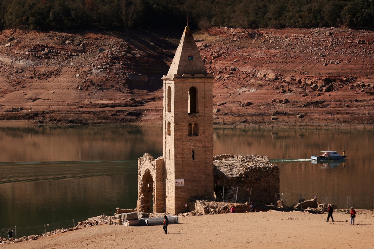 La torre de la iglesia resurge después de que el embalse se seque en España |  el mundo