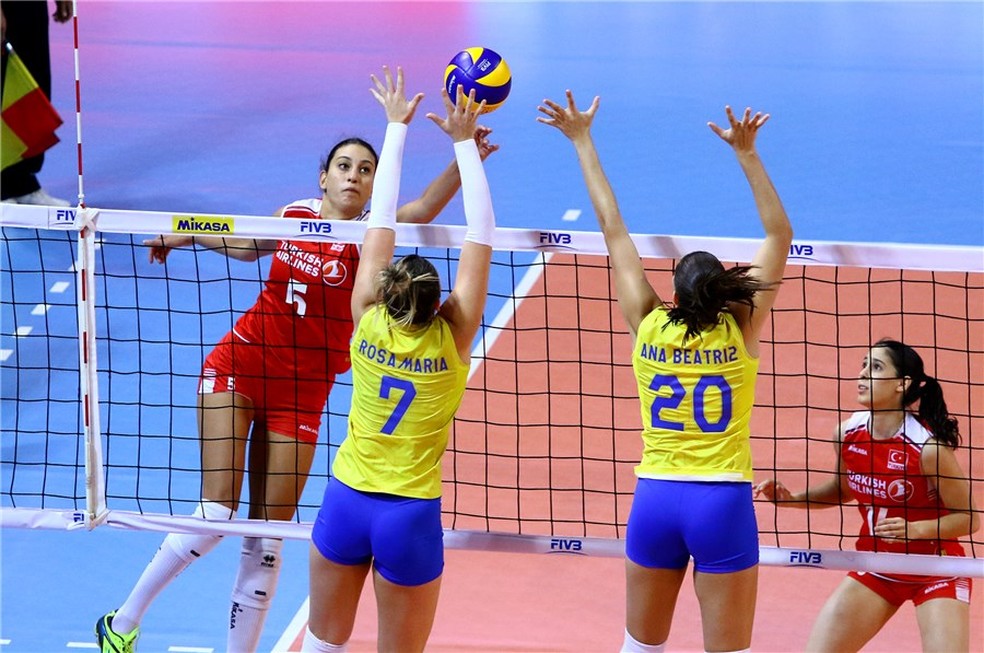 Brasil e Turquia em ação pelo GP de vôlei (Foto: FIVB)