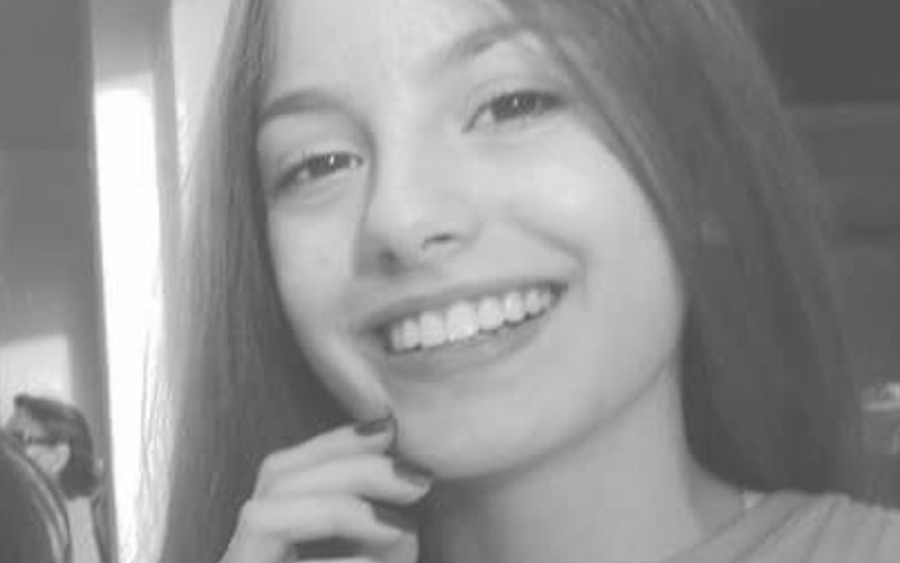 Tamires Paula de Almeida, de 14 anos, foi morta a facadas na escadaria do prédio onde morava (Foto: Reprodução/TV Anhanguera)