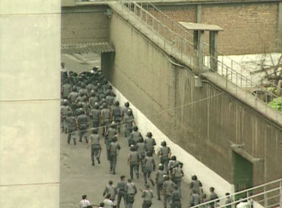 PMs entrando no Carandiru em 1992 em resposta a uma rebelião. Na ocasião, a polícia matou 111 presos durante invasão do Pavilhão 9 da Casa de Detenção em São Paulo. — Foto: TV Globo/Arquivo