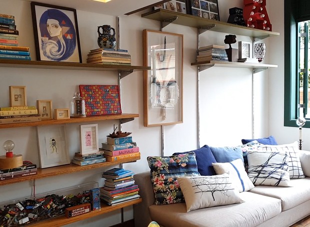 Sala de estar da arquiteta Leila Bittencourt é repleta de livros e obras de arte (Foto: Divulgação/GNT)